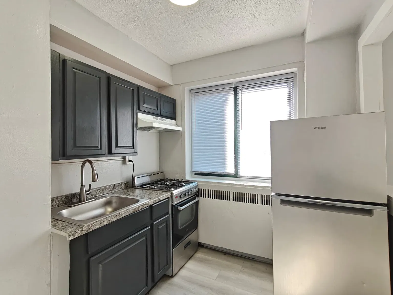Beautiful Apartment Available Now! — Photo 2