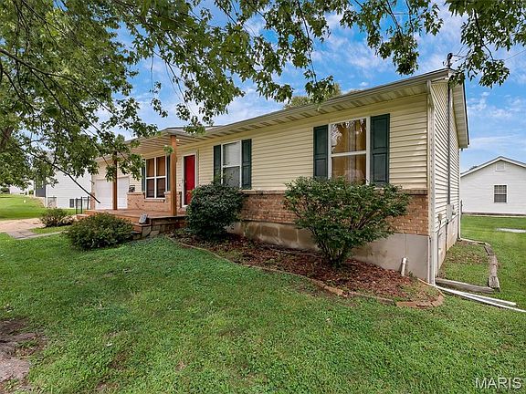 3rd image of 610 Falcon Dr