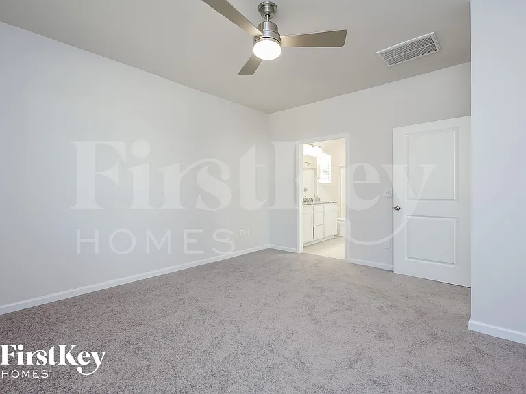 534 Hillpark Ln — Photo 9