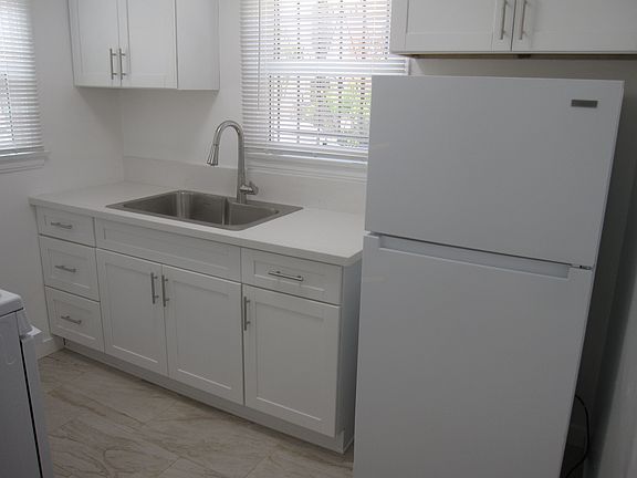 3rd image of 637 S Dunsmuir Ave