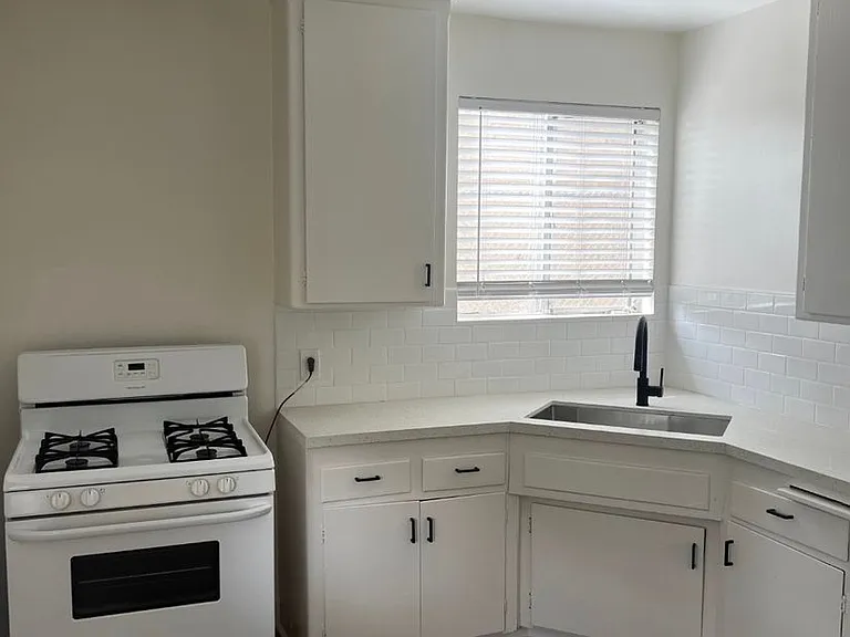 7603 North Hollywood Way — Photo 8