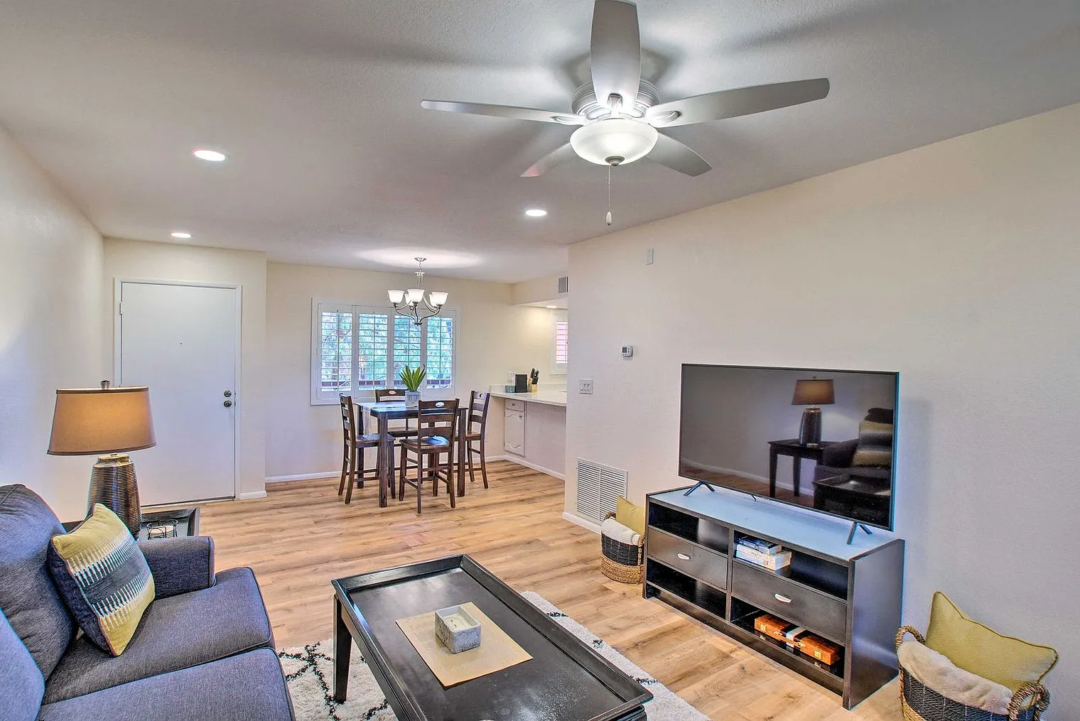 1 bed, 1.0 bath, 979 sqft, $2,161 — Photo 1