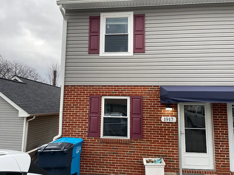 1915 Wallace Ave NE #1917 — Photo 1