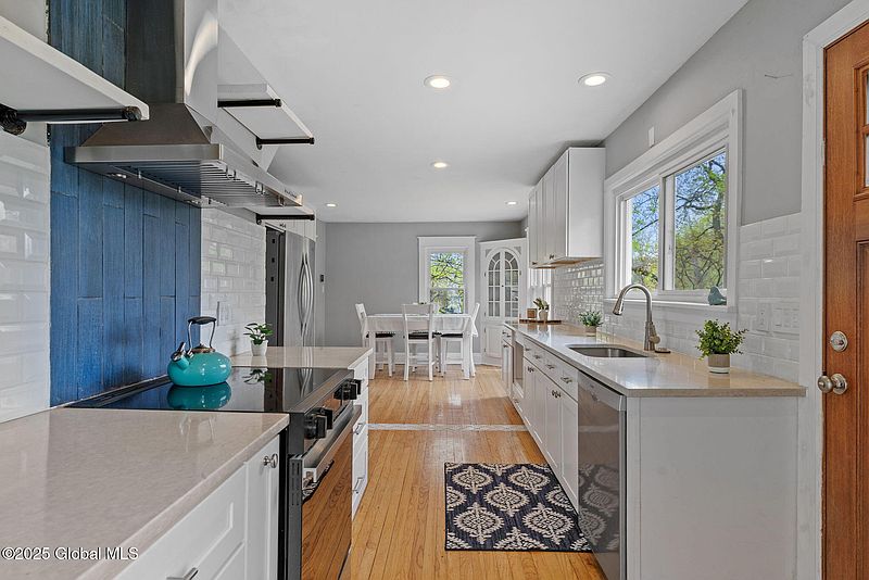 5th image of 285 Whiteview Road