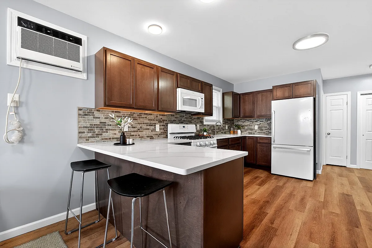 Building Photo - 128 W 14th St #1F