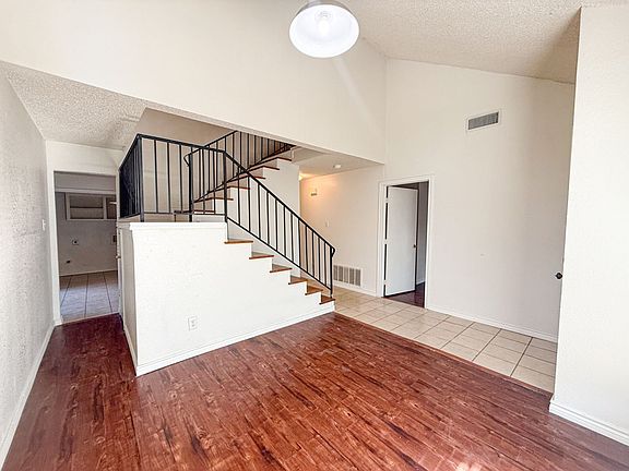 4th image of 612-614 Towne House Ln