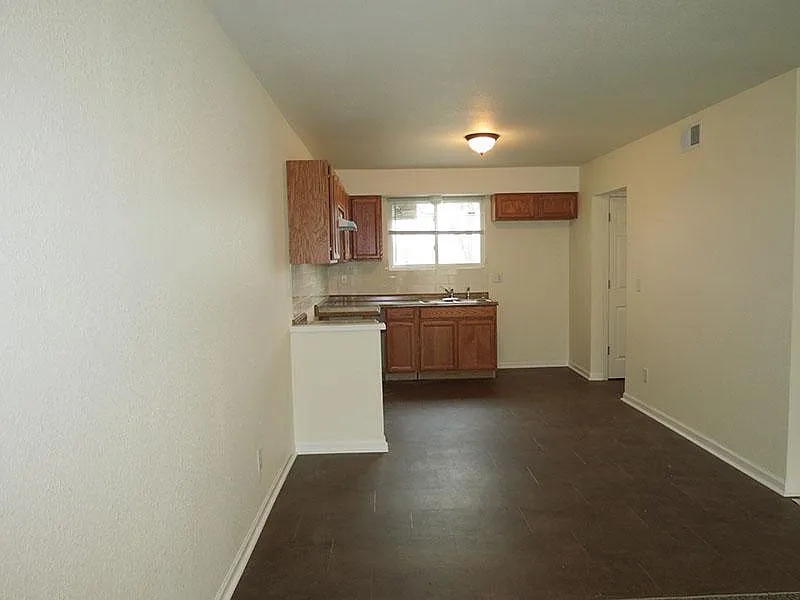 3 bed, 1.5 bath, 1300 sqft, $1,400 — Photo 4