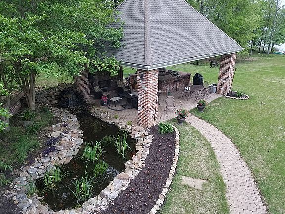 outdoor kitchen/living