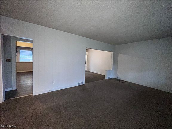 4th image of 11211 Vernon Ave