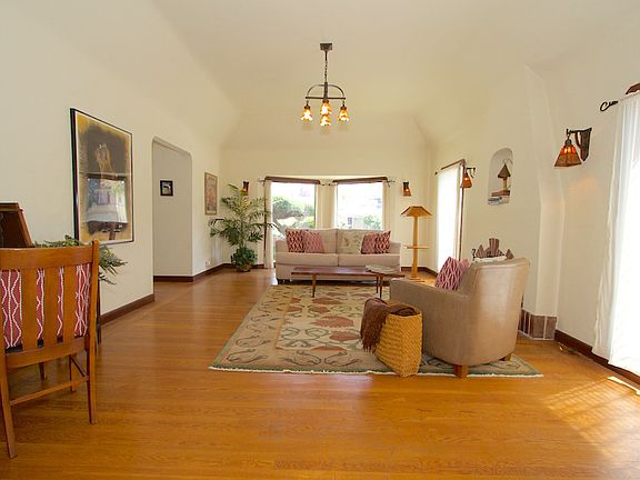 3rd image of 784 Cary Dr