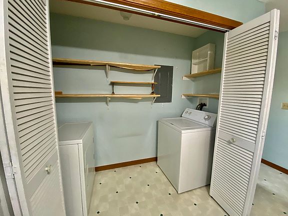 5th image of 1302 Summer Hill Dr