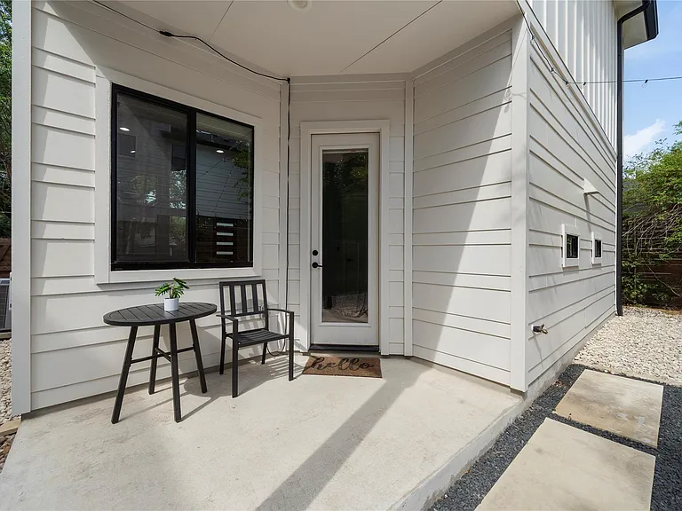 1306 E 3rd St #1 — Photo 35