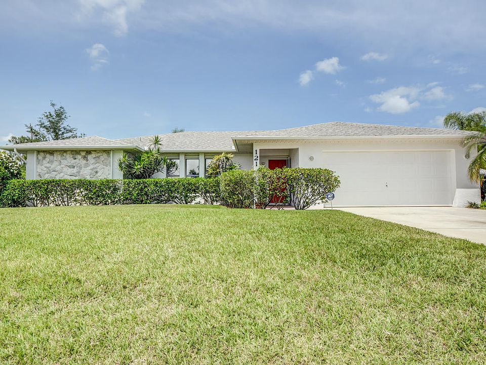 1st image of 121 SW Meade Circle N