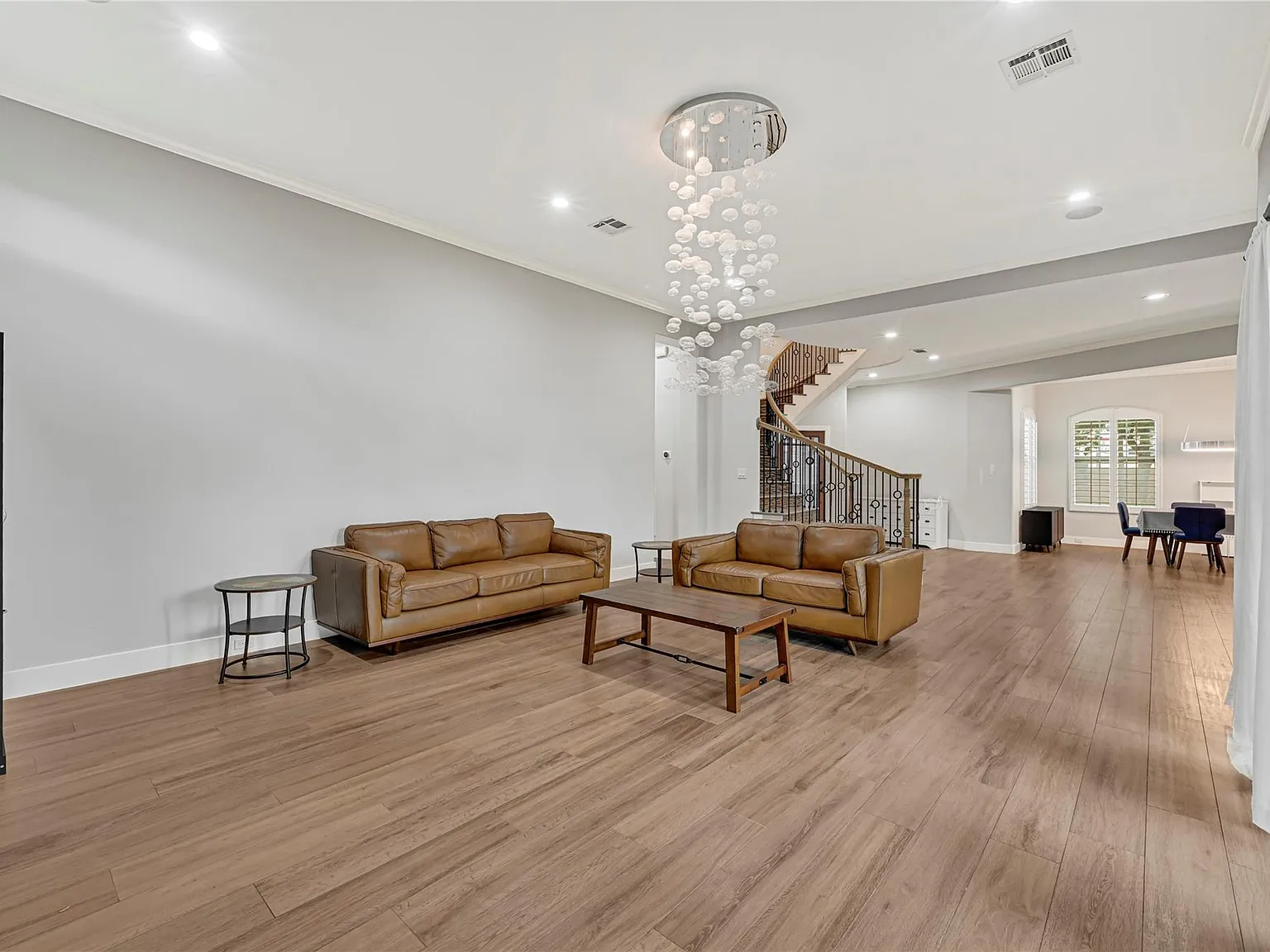 4 bed, 3.0 bath, 3414 sqft, $5,800 — Photo 4