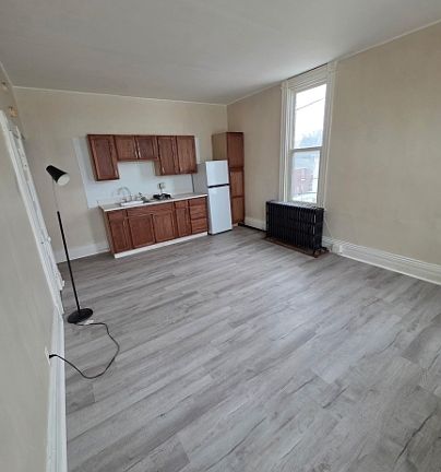 4th image of 2525 Peach St #8