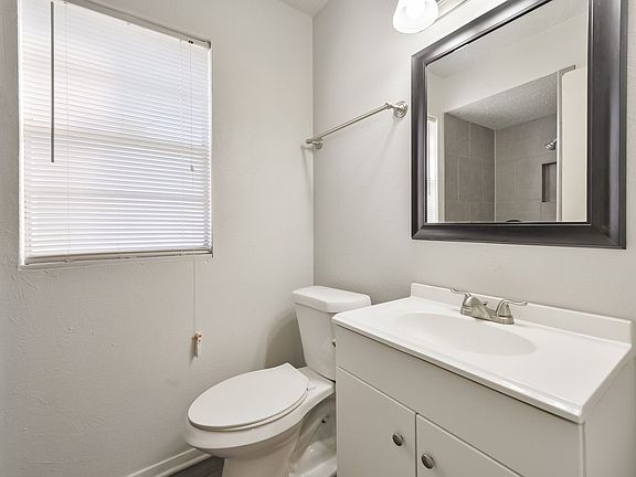 3rd image of 6605 Oaklawn Dr