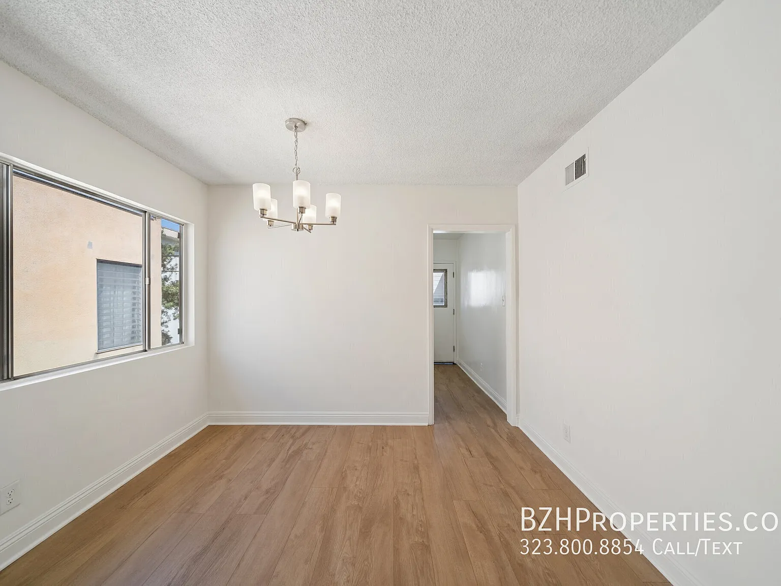 Bright Upper-Level 3 Bed in Prime Pico-Robertson with Parking & Balcony — Photo 3