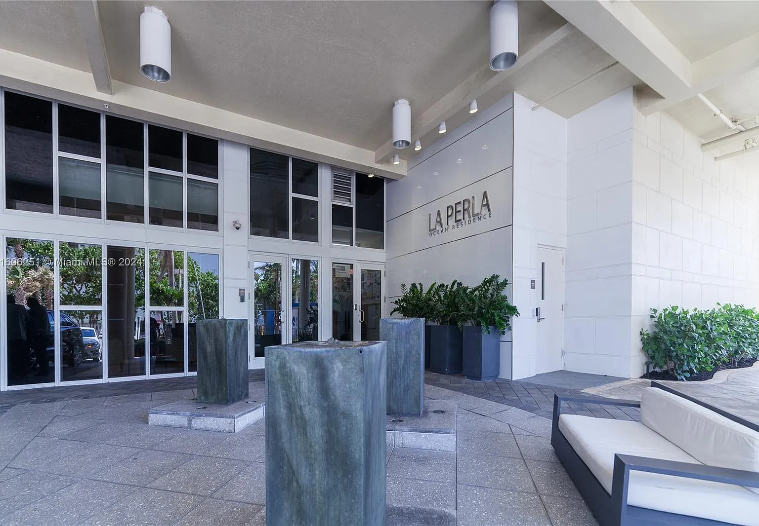 La Perla Condo — Photo 2