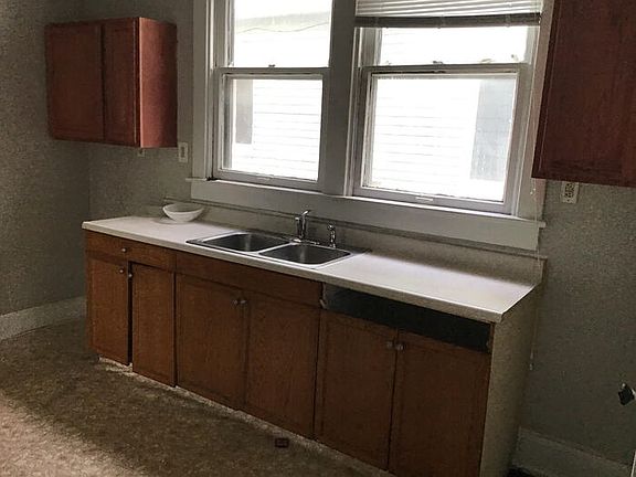 3rd image of 604 N Oakland Ave