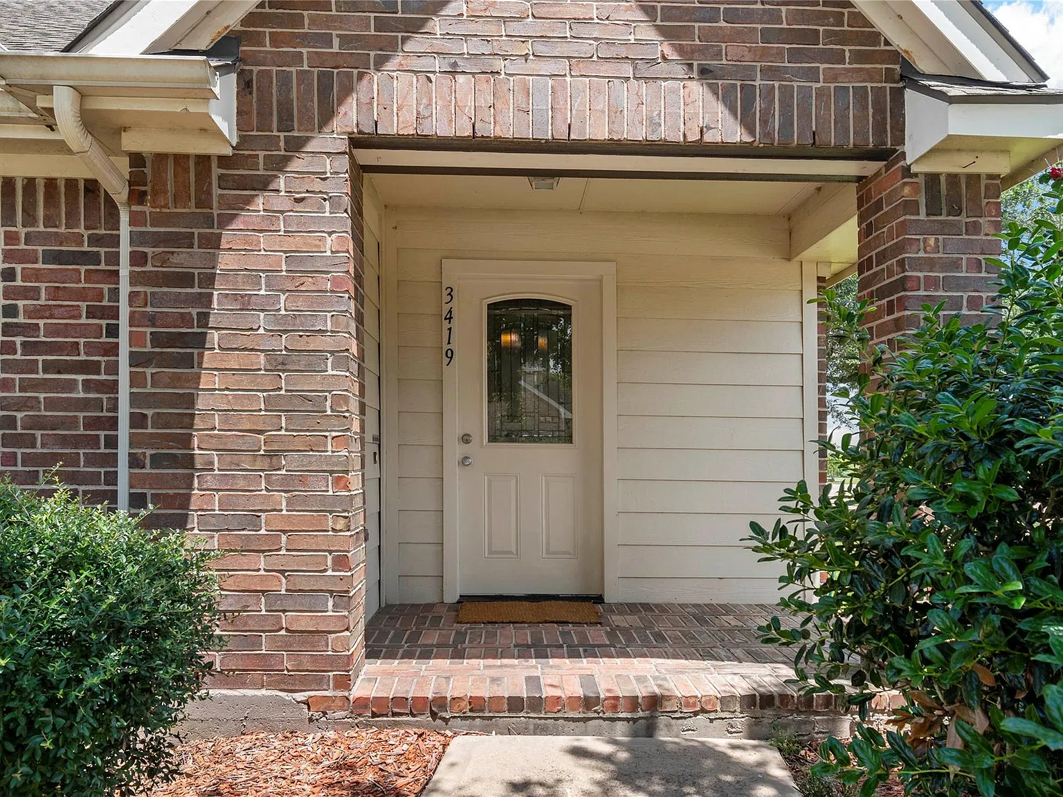 4 bed, 2.0 bath, 2042 sqft, $2,250 — Photo 2