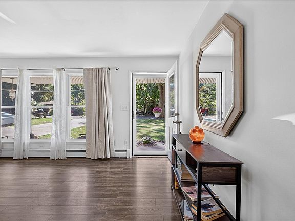 4th image of 416 Spring Valley Ln