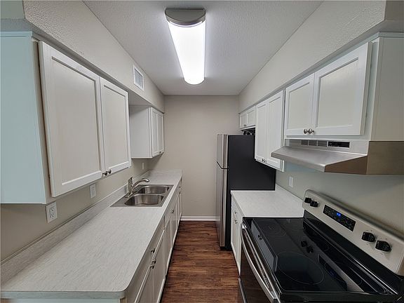 4th image of 2700 Evergreen Cir #B