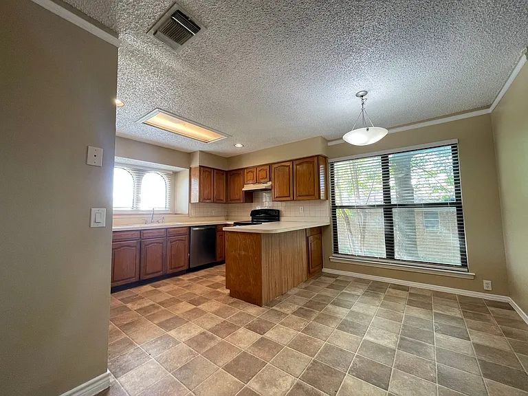 2917 Elsinor Dr — Photo 3