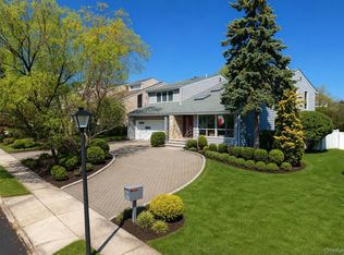 2 Crest Hollow Ln, Albertson, NY 11507