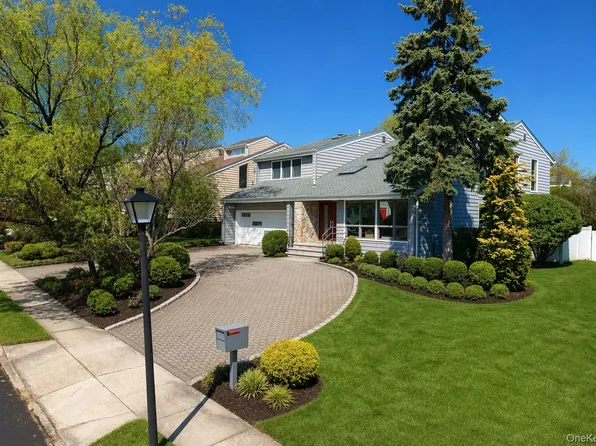 2 Crest Hollow Lane, Albertson, NY 11507