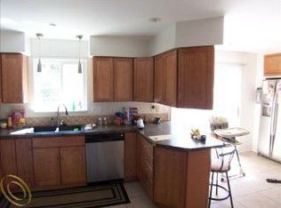 1174 Airport Rd, Waterford, MI 48327