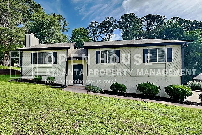 151 Castleair Dr NE — Photo 1