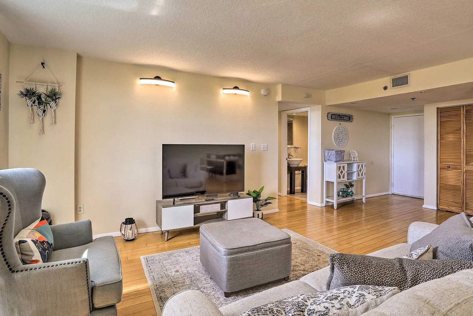 2 bed, 2.0 bath, 1237 sqft, $2,322 — Photo 3