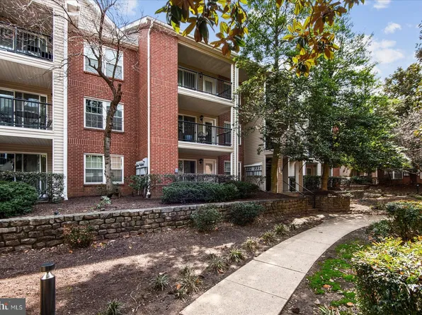 3308 Wyndham Cir APT 221, Alexandria, VA 22302