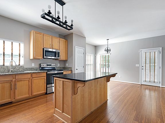 5th image of 18 Gwendolyn Cir