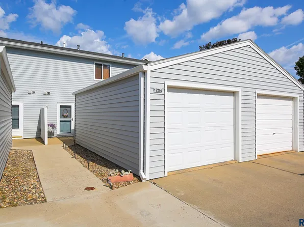 1204 S Newport Pl, Sioux Falls, SD 57106