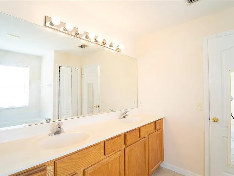 2264 Hillshire Dr — Photo 23