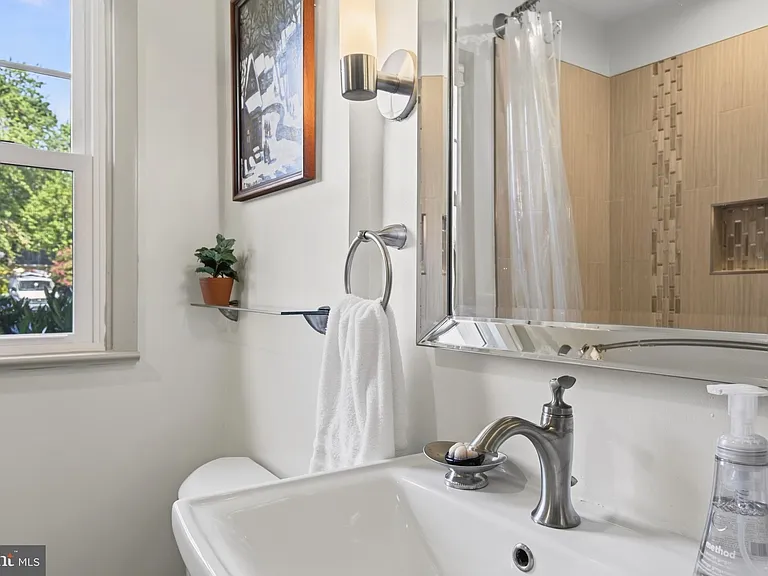1015 Woods Pl — Photo 15