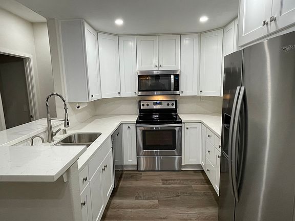 3rd image of 550 Camino De La Reina Unit 112
