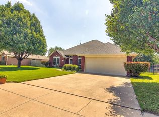 405 Shelby Dr, Burleson, TX 76028