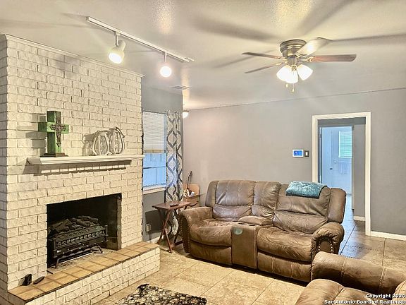 4th image of 306 N WASHINGTON DR