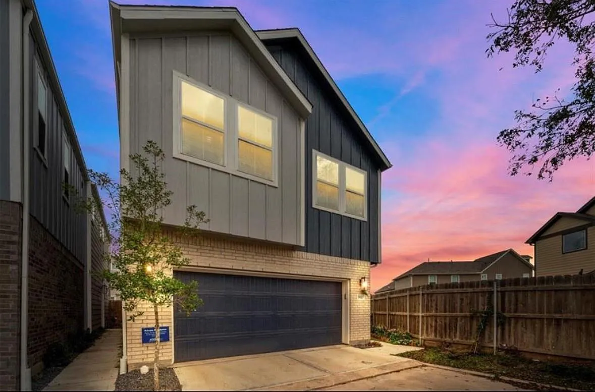 3 bed, 2.5 bath, 2035 sqft, $2,800 — Photo 1