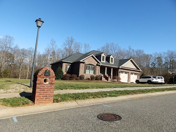 3rd image of 2616 Pebble Creek Dr
