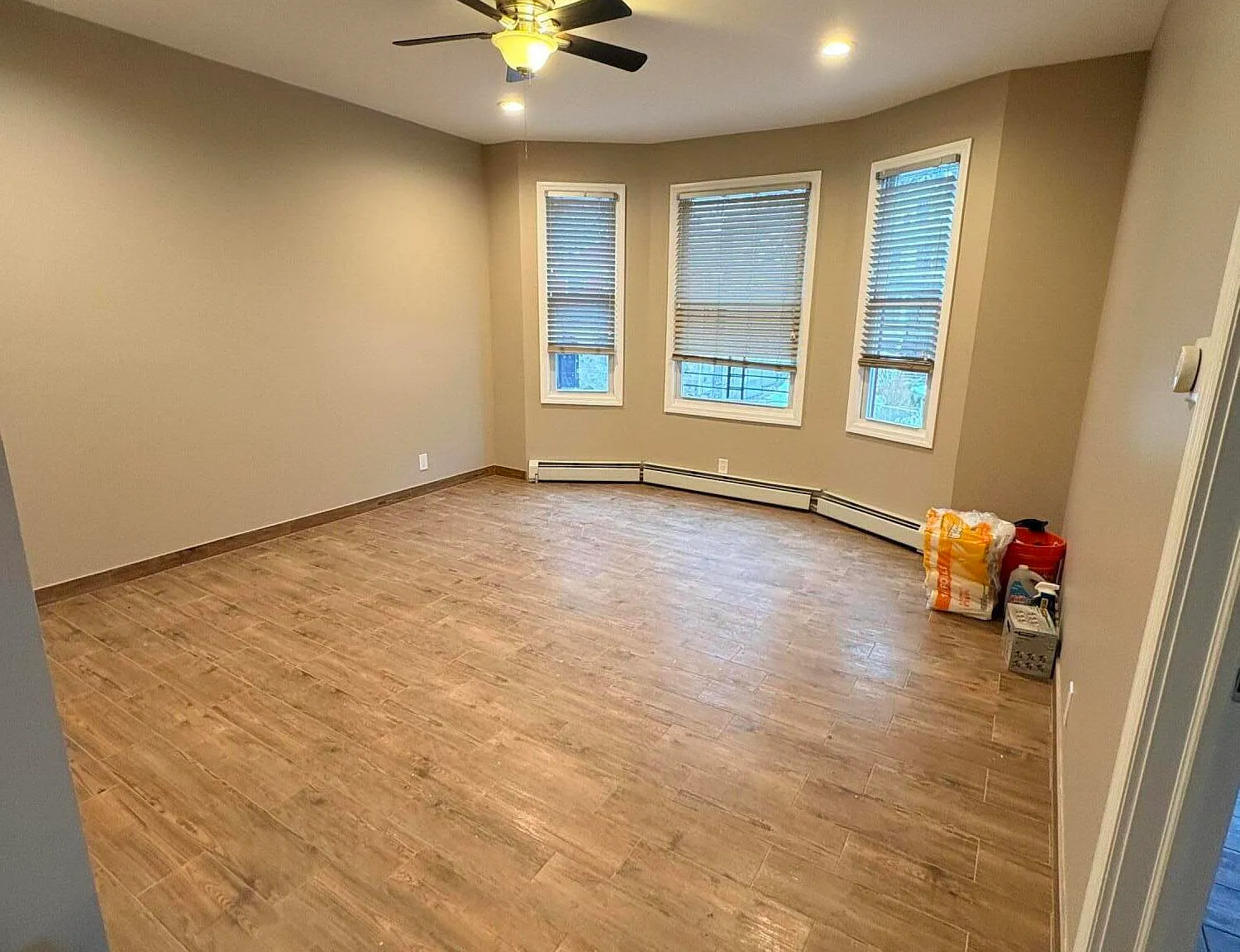 3 bed, 1.5 bath, 5166 sqft, $3,800 — Photo 3