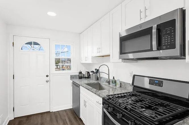 1517 Barrett Rd — Photo 2