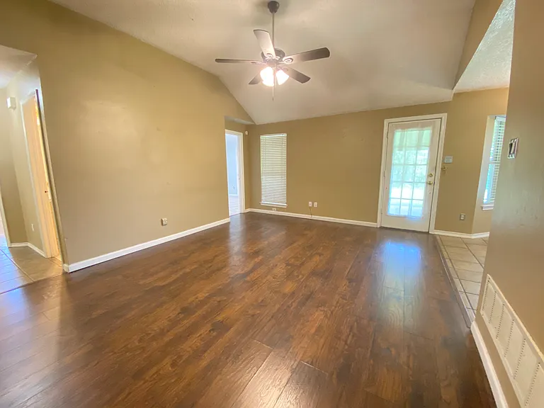 224 Los Angeles Dr — Photo 3