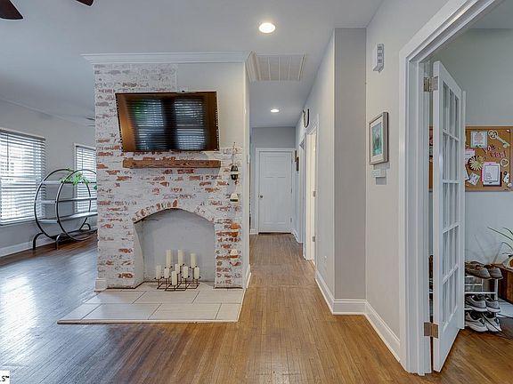 5th image of 207 Douthit St