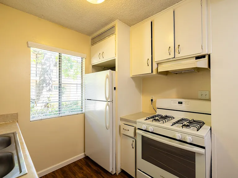 Sleepy Hollow Apartments — Photo 24