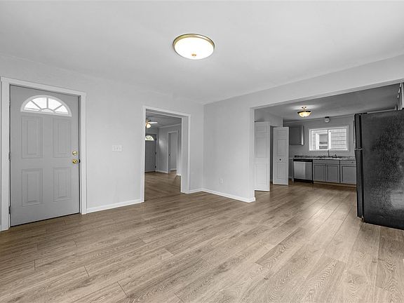 5th image of 813 Backus St