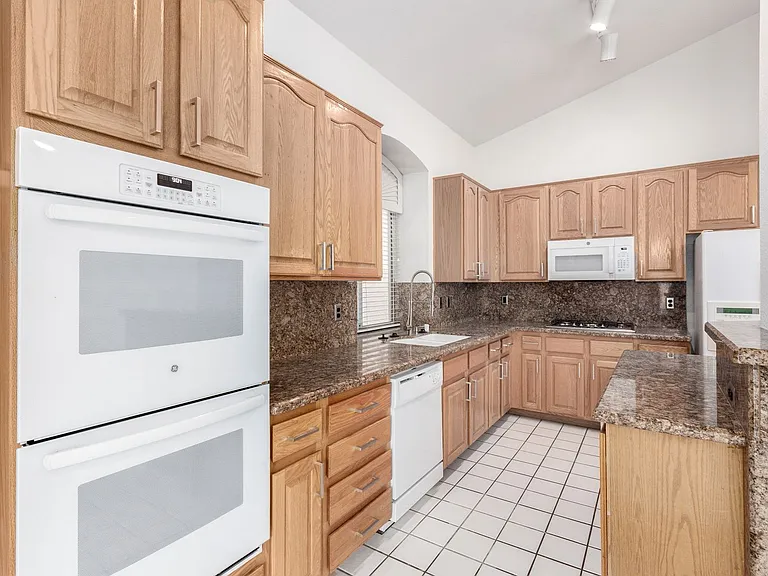2412 Shady Vista Dr — Photo 10