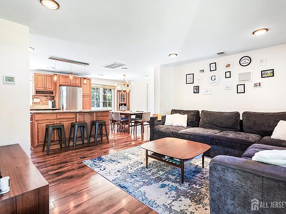 5th image of 817 Dunellen Ave